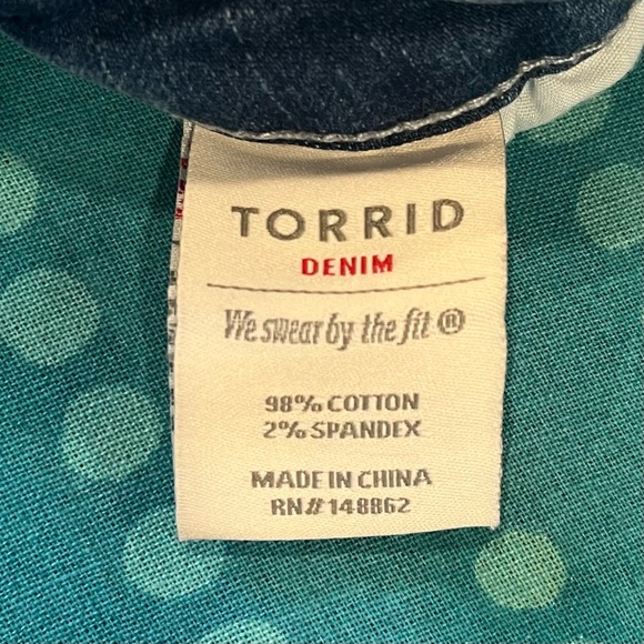 Torrid Stretch Denim
Jean Short Overalls. Distressed Cuffed Hem. Size 16 - Picture 8 of 9